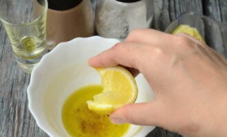 Mescolare separatamente il succo di limone e l'olio d'oliva. Sale e pepe a piacere. Unire i componenti in un'emulsione.