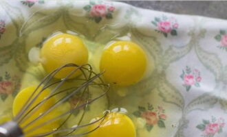 Break four eggs into a deep container.