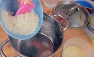 Selepas masa berlalu, tuangkan cecair bersama bijirin beras ke dalam periuk dan biarkan mendidih. Kemudian kecilkan api dan tutup dengan tudung dan masak selama 15 minit. Pada akhir rawatan haba, biarkan ia diseduh selama 15 minit.