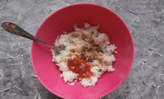 Place the cereal in a bowl and season with soy sauce, a pinch of salt, granulated garlic, ground pepper and ketchup - mix. 