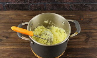 Escorra o caldo das batatas prontas, acrescente a manteiga e amasse até formar um purê, despejando lentamente o leite. Alcançada a homogeneidade, acrescente sal a seu gosto e deixe esfriar.