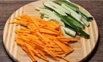 Coupez les carottes pelées et le concombre lavé en fines tranches oblongues.