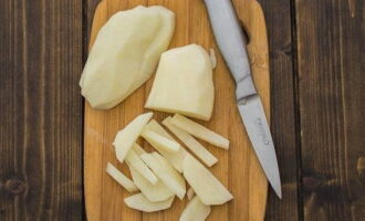 Peel and wash the potatoes, cut them into thin strips.