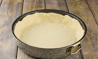 Place a layer of puff pastry in a baking dish. Carefully distribute it according to the form. Be sure to add a border on the sides.