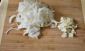 Cut the peeled onion into thin semicircles, garlic into slices.