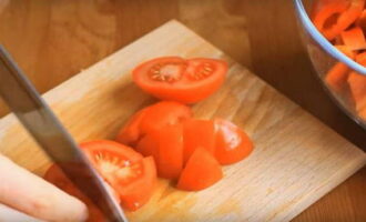 Corte os tomates nos mesmos pedaços grandes.