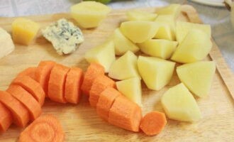 In the meantime, peel the vegetables and cut them into arbitrary slices, put them in a saucepan and cook until soft. Don't forget to add salt.