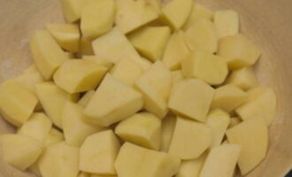 Peel the potatoes, wash them and cut them into medium-sized cubes.