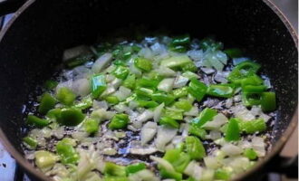 Heat a frying pan with vegetable oil.Fry the onions and bell peppers until soft.