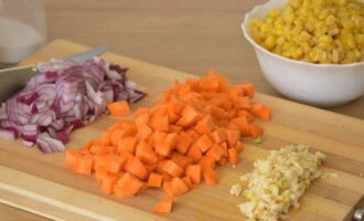 Peel the onions, garlic and carrots. Cut the carrots and onions into cubes. Chop the garlic in a convenient way.