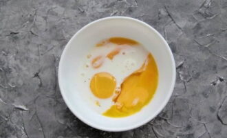 Carefully break the eggs and separate the yolks from the whites. Beat the yolks with a little salt and milk.