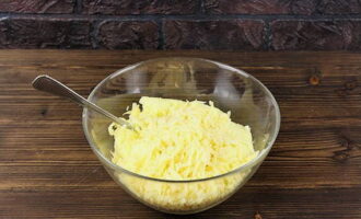 When the puree has cooled, add the coarsely grated cheese and mix well for even distribution.