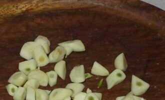 Peel the garlic and cut it into not very small pieces.