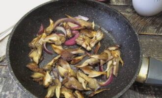 Then turn the heat to medium, add balsamic vinegar mixed with sugar to the oyster mushrooms, add pepper and turn off the heat after a few seconds.