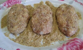 From the resulting mass we make neat round cutlets. Roll them in breadcrumbs.