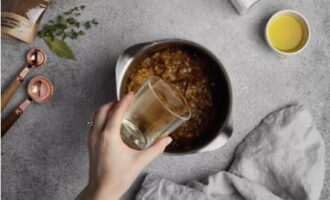 Despeje o vinho e cozinhe até engrossar (2-3 minutos).