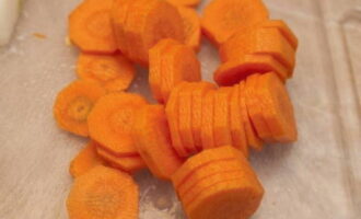 Cut the peeled carrots into circles.