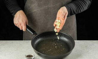 Remove scallops. In the same pan, fry the garlic until a bright garlic aroma appears.