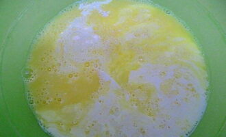 Pour milk into the eggs in the ratio specified in the recipe.