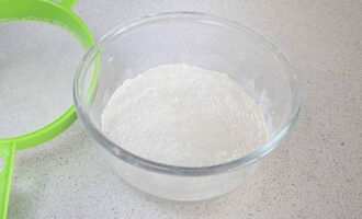 Sift the flour into a thick sieve and mix with soda and cinnamon.