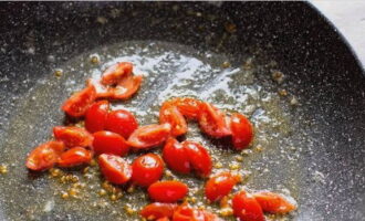 Fry the tomatoes in melted butter for 2-3 minutes.