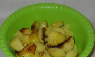 Frite as batatas em óleo vegetal até dourar.