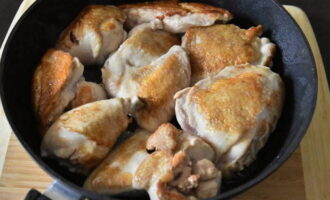 Remove the vegetables from the pan and fry the chicken parts here until brightly browned.