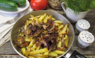 Sprinkle the fried potatoes with salt, add chopped garlic cloves and fried oyster mushrooms. Mix everything carefully and turn off the heat under the frying pan.