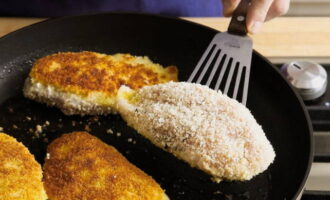 Place breaded cutlets in a frying pan heated with vegetable oil.