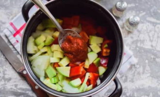 Place the prepared slices into a thick-walled cooking vessel. Salt and sugar. Pour in vegetable oil and water. Add tomato paste.