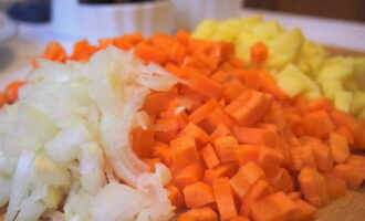 Finely chop the washed and dried vegetables.