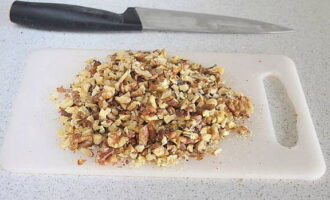 Use a knife to finely chop the walnuts, preferably a little roasted in advance.