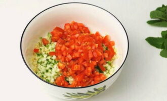 Letakkan hirisan tomato dalam mangkuk salad.