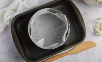 Cover the bottom of the sliding baking ring with parchment.