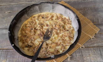 Place canned fish and onions on the dough.