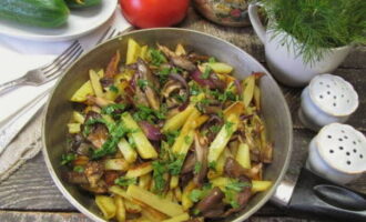 Sprinkle fried potatoes with oyster mushrooms cooked in a frying pan with finely chopped herbs and serve the dish hot. Bon appetit!