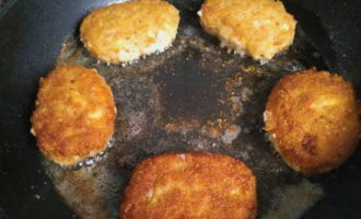 Fry the treat until golden brown on both sides. Afterwards, close the workpiece with a lid and simmer over low heat for another couple of minutes.