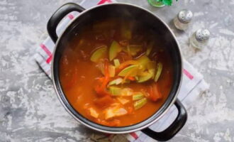 Place on the burner and cook for 25 minutes after boiling. Don't forget to stir so that the mixture doesn't burn. Finally, pour in vinegar, boil and turn off the burner.