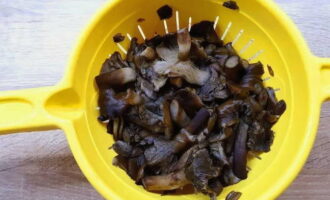 Drain the cooked honey mushrooms through a colander. Rinse under the tap.