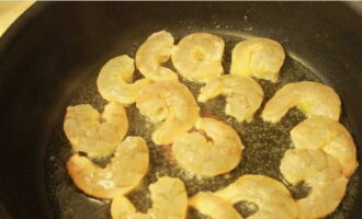 Heat the vegetable oil in a frying pan and fry the seafood on both sides until a characteristic crust forms.