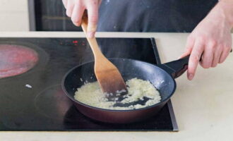 Heat a frying pan with butter and olive oil. Place the chopped onion here and fry it for about 5 minutes over moderate heat. Stir constantly to prevent burning.