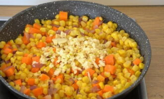 A continuación, añade el ajo. Cocine a fuego lento por un minuto más.