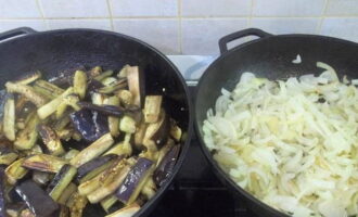 Masak sayur-sayuran, kacau sekali-sekala. Masukkan garam.