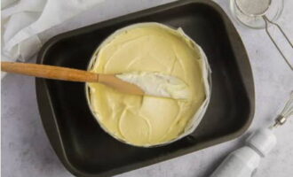 Pour the dough and smooth the surface with a silicone spatula. We move the semi-finished product into the oven, preheated to 200 degrees, cook for 45 minutes.