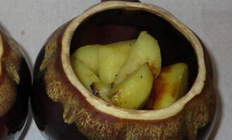 Place the fried potatoes in the pots.