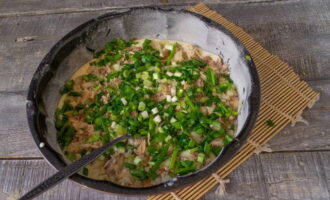 Chop the green onions and sprinkle them over the filling.