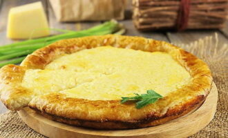 La torta di pasta sfoglia al formaggio è pronta. Servire e buon appetito!