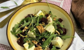 La salade de feta, betteraves et roquette est prête. Vous pouvez le servir à table !