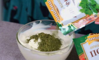 For dressing, pour mayonnaise into a deep plate. We supplement it with dried dill and parsley. Mix.