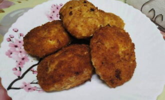 Juicy minced meat cutlets without onions in a frying pan are ready. Place on a plate and enjoy!